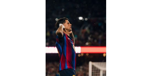 Rood en blauw in de regenachtige nacht: Cancelo brengt zijn 'zwerversziel' terug naar Camp Nou Rood en blauw in de regenachtige nacht: Cancelo brengt zijn 'zwerversziel' terug naar Camp Nou